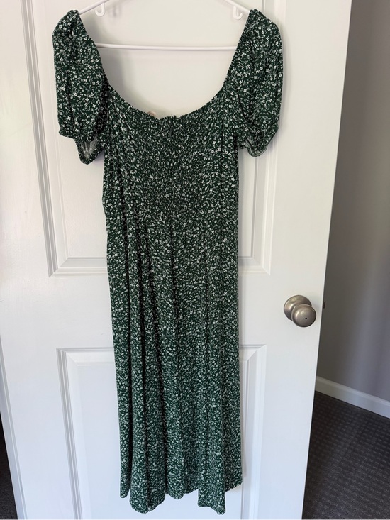 Dresses & Skirts - Green Floral Puff-Sleeve Midi Dress with Slit Size Small
